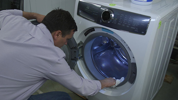 Vệ sinh máy giặt thường xuyên giúp thiết bị hoạt động tốt, tăng tuổi thọ