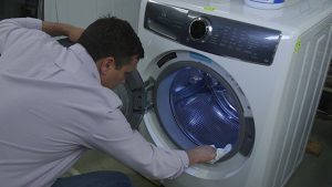 Vệ sinh máy giặt thường xuyên giúp thiết bị hoạt động tốt, tăng tuổi thọ