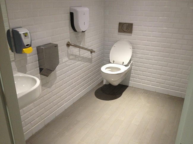 Nhà vệ sinh sạch sẽ hạn chế được tình trạng tắc nghẽn, đảm bảo sức khỏe cho con người